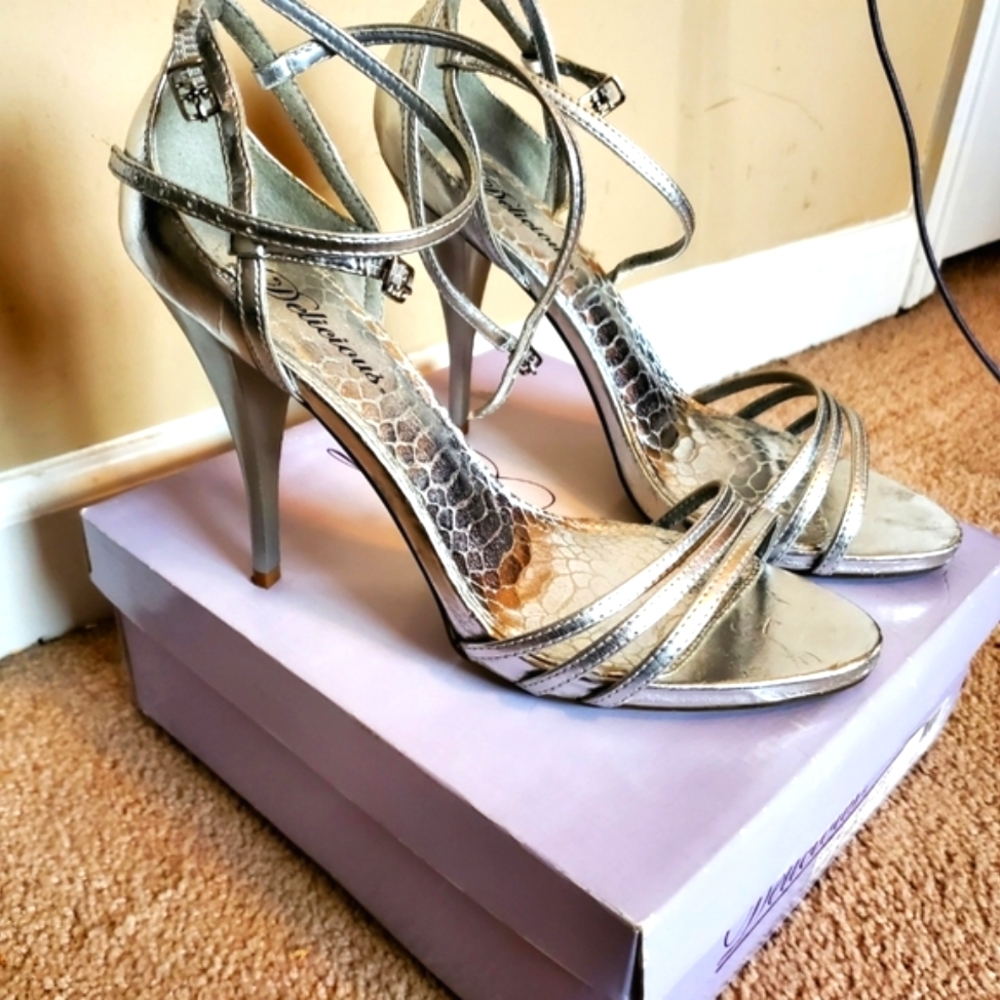 SILVER HEEL SANDAL                                   Like NEW..Barely Worn!